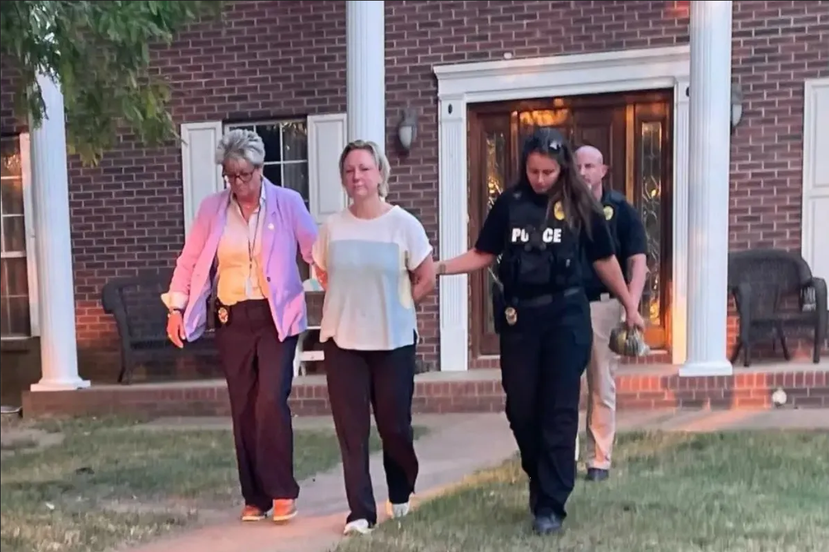 Maestra detenida por abusar de un niño afirma que está embarazada del menor