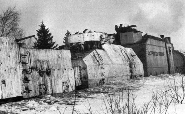 Train blinde - Page 4 Soviet-armored-train-cars-with-not-just-the-main-turrets-of-v0-bv13hr8u796c1