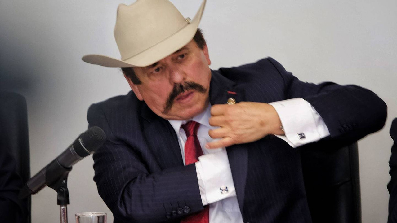 Senador causa indignación por presumir viaje al Super Bowl 2022