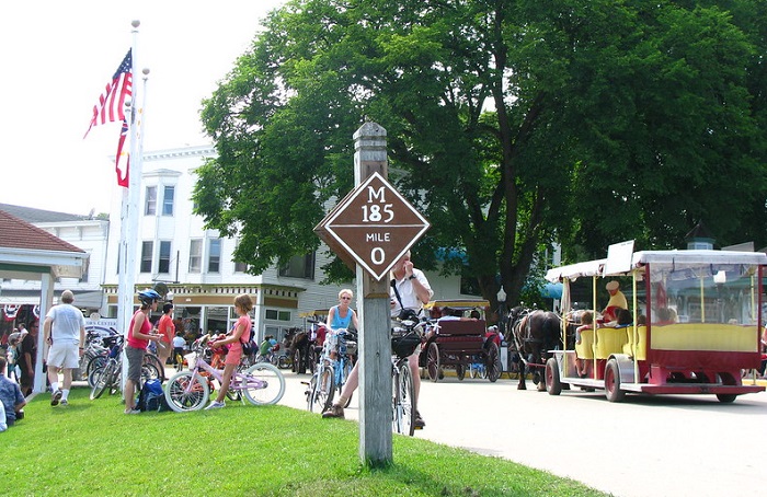 Pulau Mackinac telah melarang penggunaan mobil selama 125 tahun guna melestarikan keindahan alam dan pesona bersejarahnya.