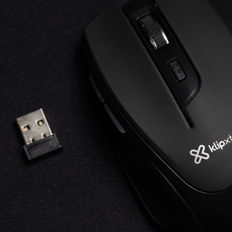 Una mano utilizando cómodamente el mouse KlipXtreme Vortex de tamaño completo.