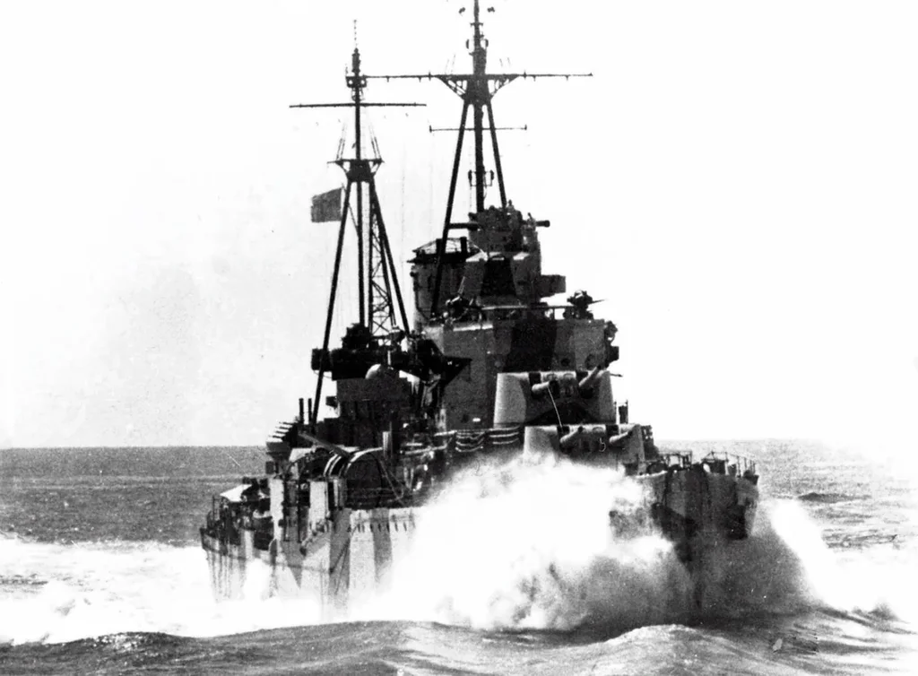 Fotografía frontal del HMS Ajax surcando el mar Mediterráneo cerca de Tobruk. Noviembre de 1941