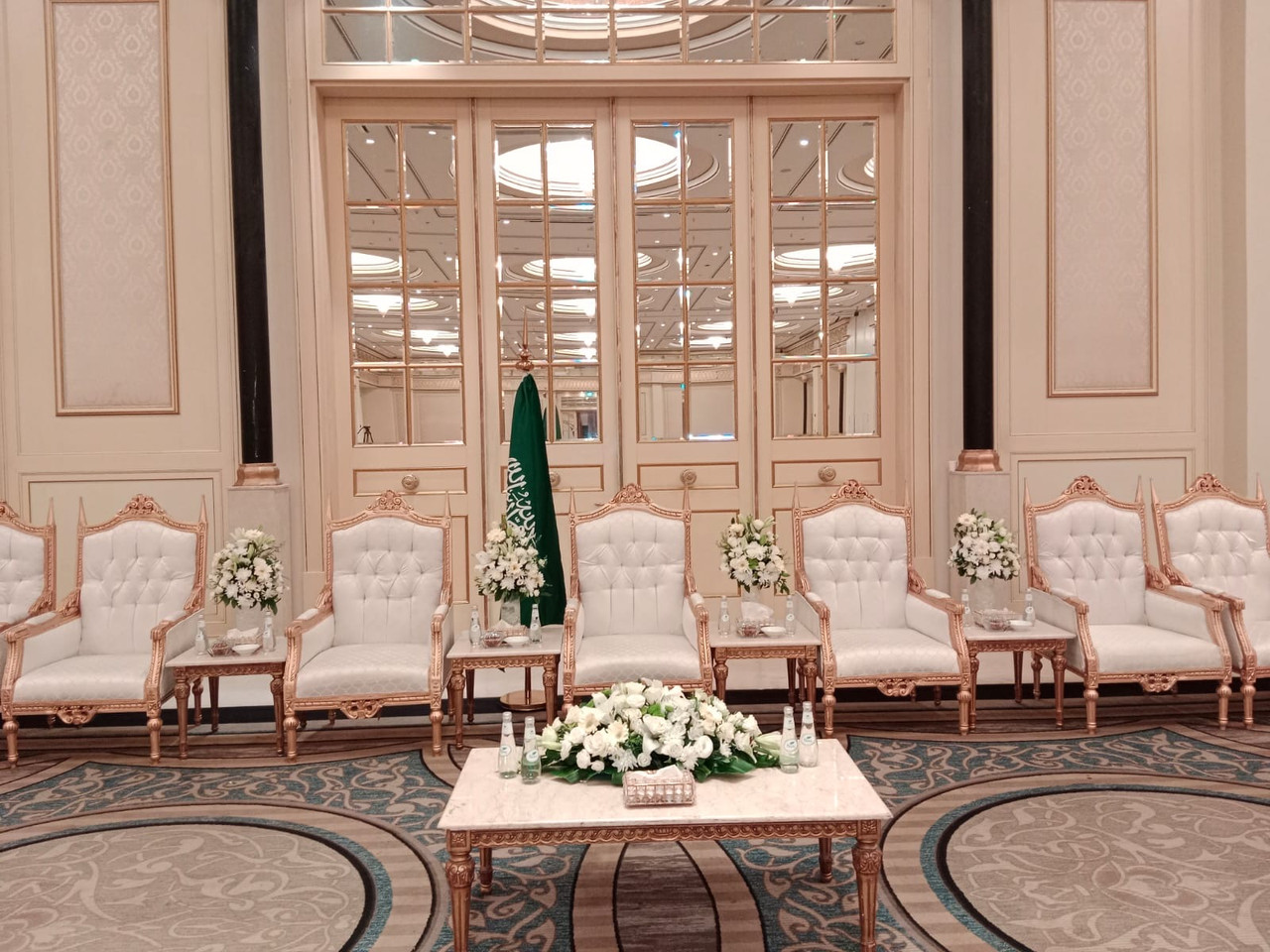 مستلزمات مناسبات الاتجاه اللامع