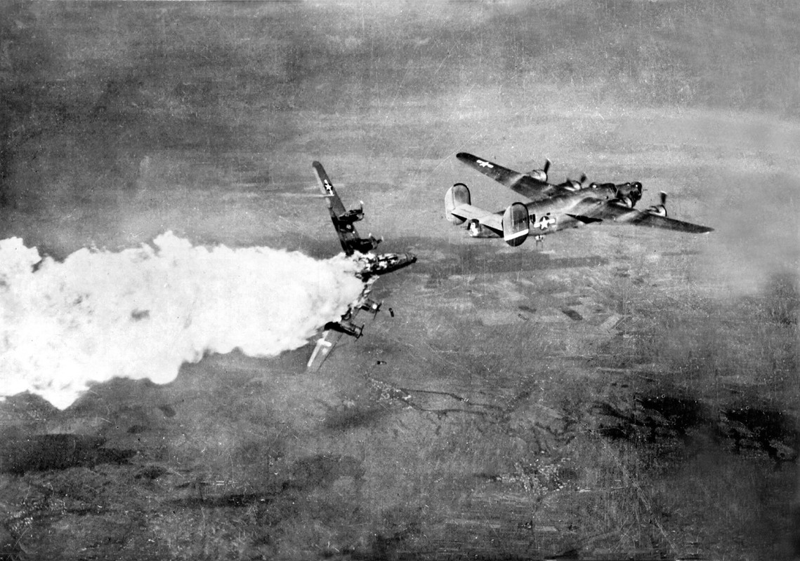 Avions insolites - Page 16 B-24-explose