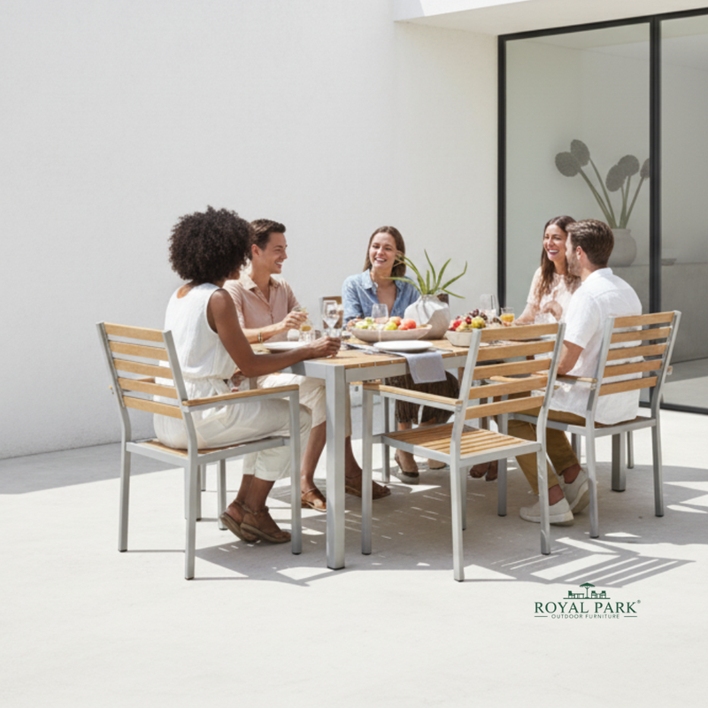 Personas usando juego de comedor Uplion Luxury