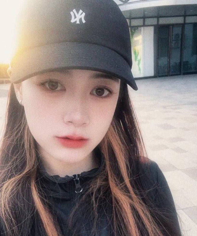 X6上大学就按耐不住内心的爱情冲动交往了一个男朋友，没想到在男友的调教之下，清纯校花慢慢沦为了淫荡小骚货，床上功夫完全被男友开发了出来，与生活中的高冷样子形成了完美反差，射脸吞精样样精通，内心深处的淫