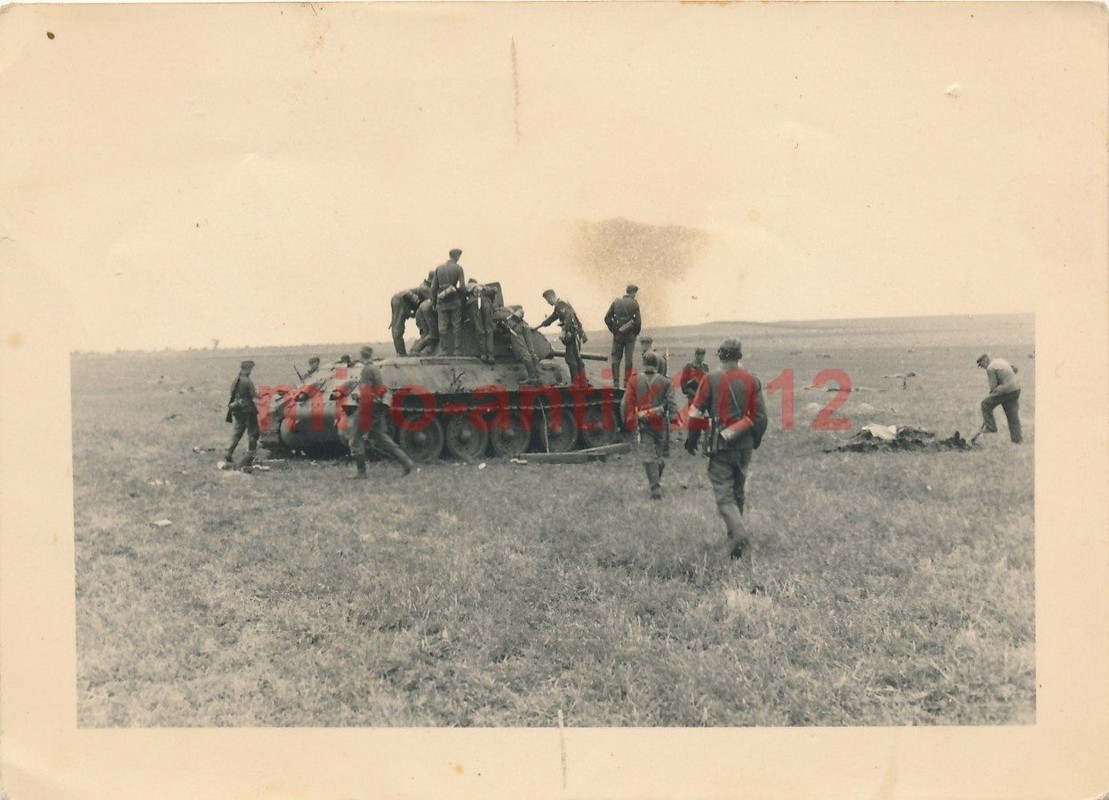 Foto, Blick auf einen zertörten russischen T34 Tank