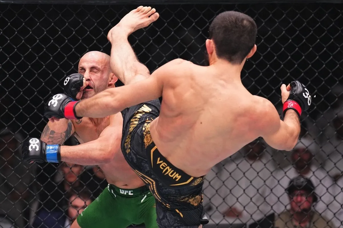 Video: Makhachev mete brutal patada para dejar KO a Volkanovski en UFC 294