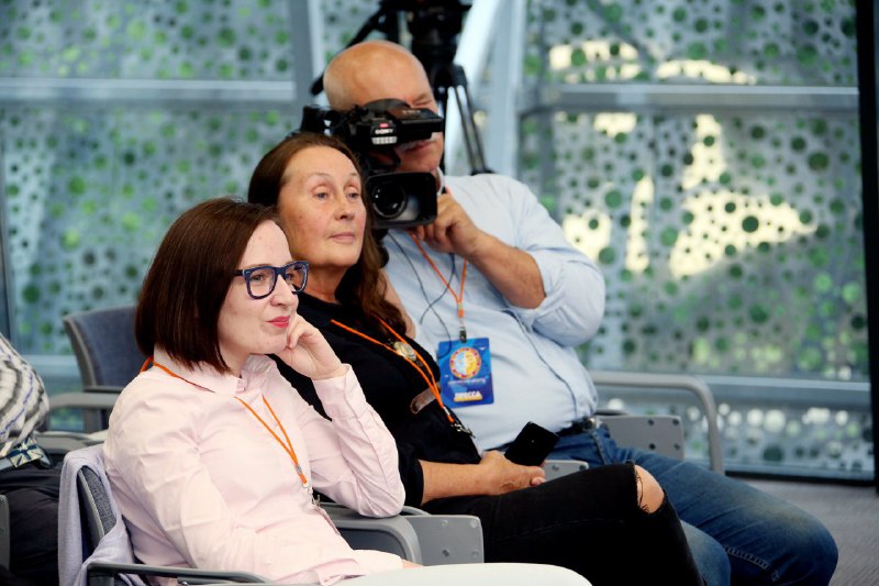 29 Журналисты старались не пропустить ни один шаг кинофестиваля.