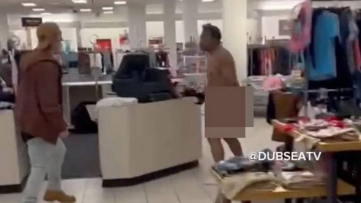 Acosador de niños recibe una golpiza por desnudarse en una tienda