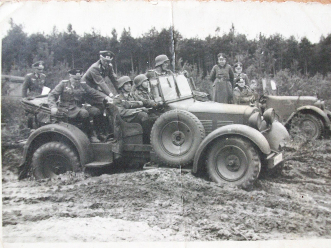 Offiziere des Heeres mit Kübelwagen Adler 12N RW