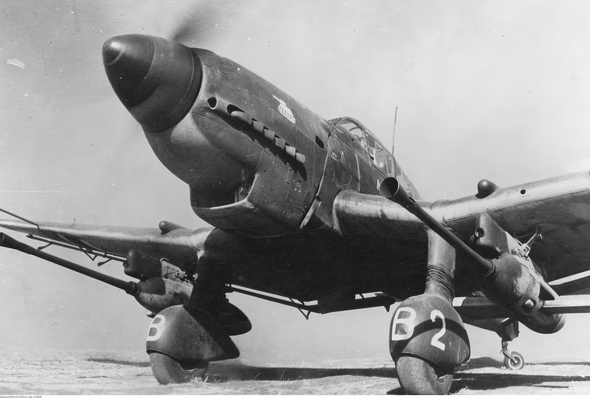 Le Junkers 87 dit "Stuka" Ju-87-Stuka-avec-canons-antichars-de-37-mm