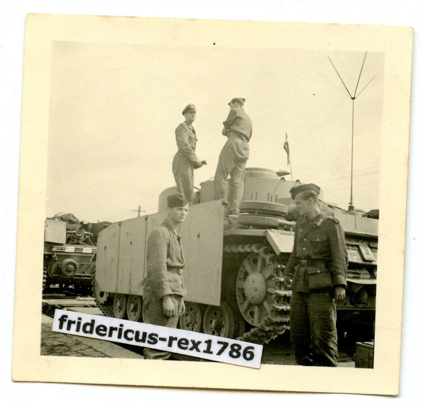 E7 Foto WH PzKpfw III mit Seitenschürze Panzer Abt. Sommer 44 Polen Sandomierz