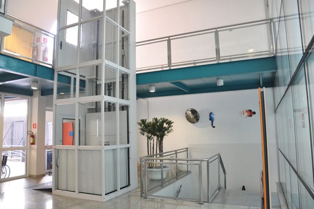 plataforma vertical de acessibilidade em uso por cadeirante