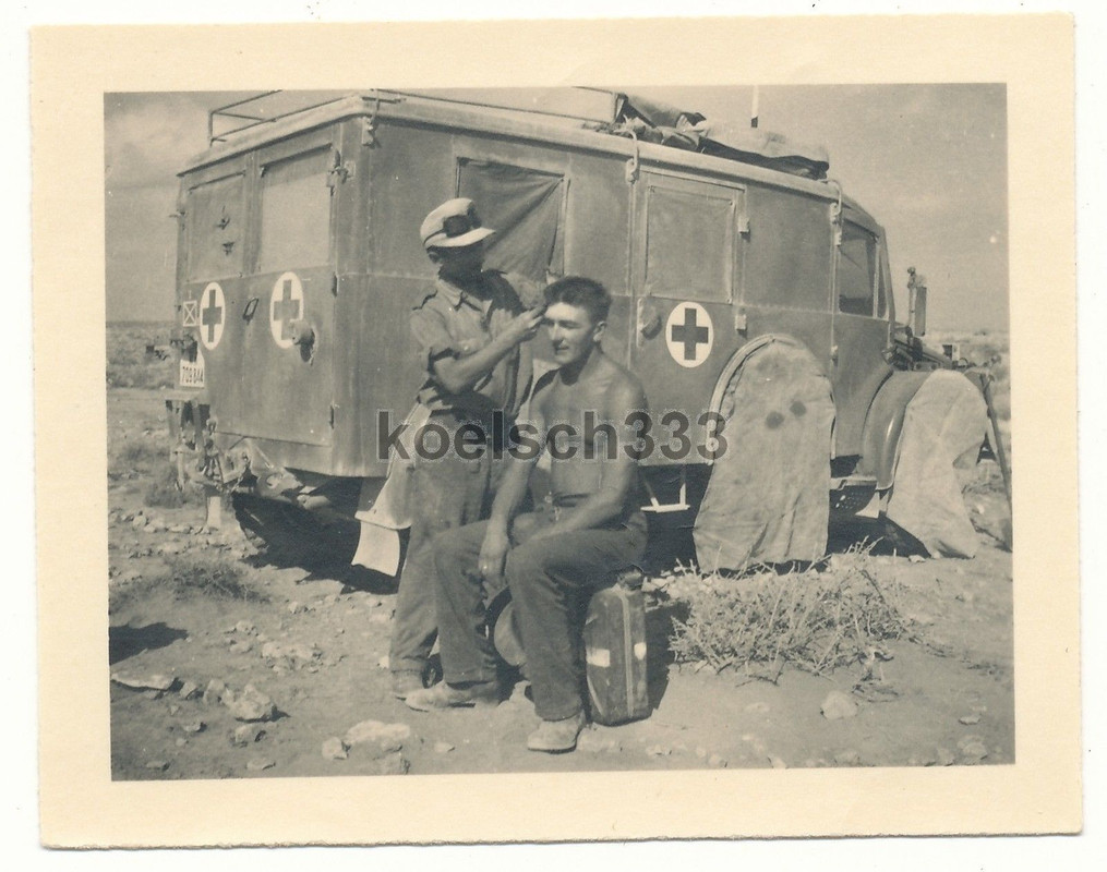 Foto Sani´s beim Haare schneiden in der Wüste  E