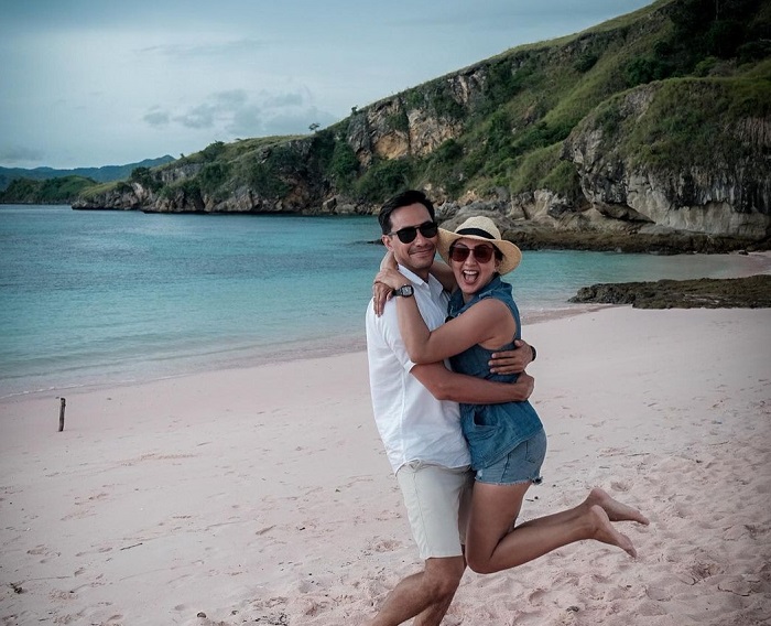 Momen mesra Darius Sinathrya dan Donna Agnesia saat traveling bersama.