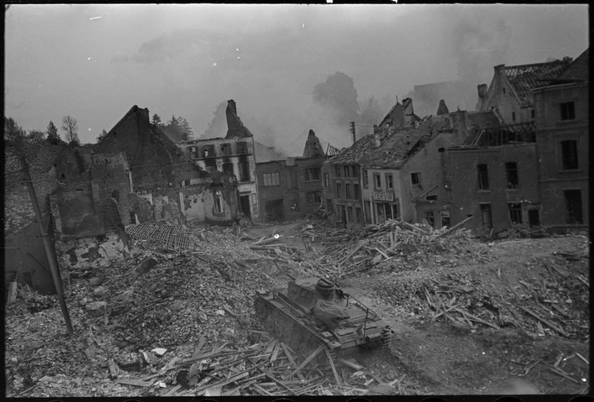 A Perwez en Brabant (Belgique), à l'issue de la bataille de France, un blindé Panzer-III de la 4e di