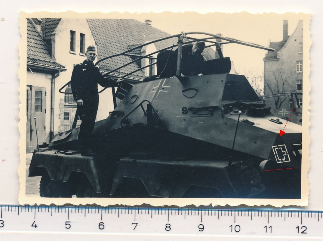 SUPER FOTO 2.WK Panzersoldat mit Panzerspähwagen