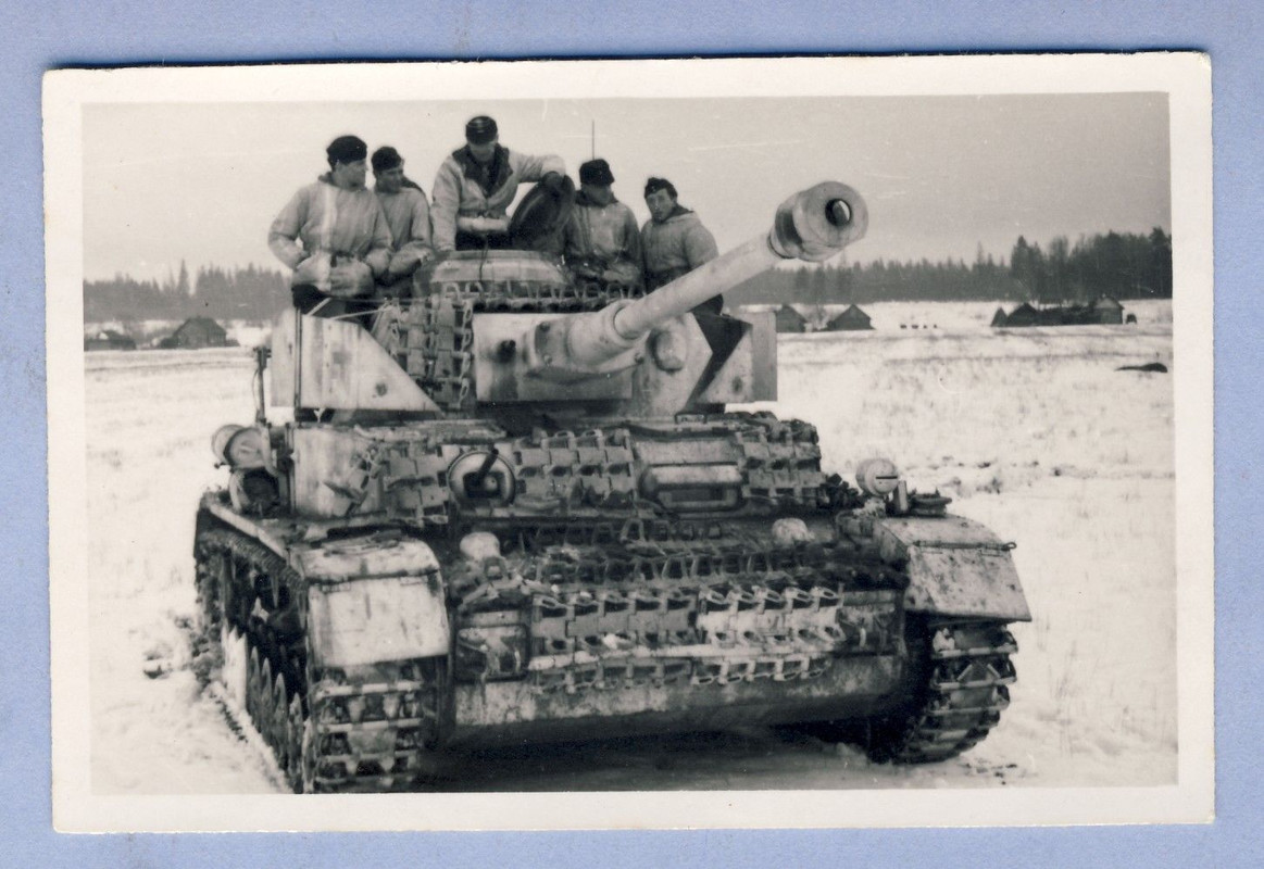 Wägele Major Schulze auf dem Panzer IV mit Aufba