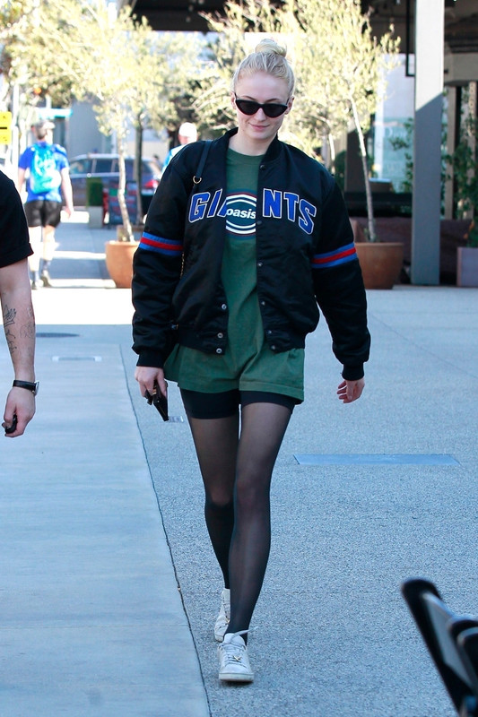 sophie-turner-shopping-in-la-12519-13