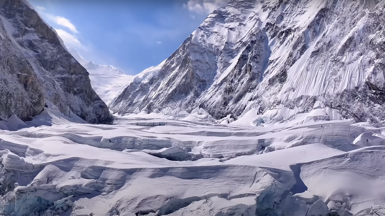 Fotógrafo utiliza el Dron DJI Mavic 3 Pro para Capturar Imágenes Asombrosas del Monte Everest desde 9.000 pies
