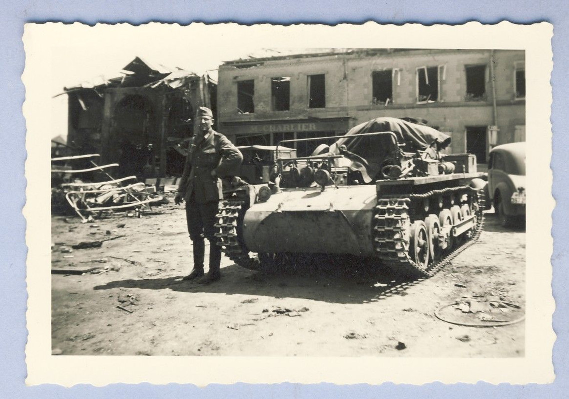 flacher Panzer ohne Geschütz mit Ausrüstung