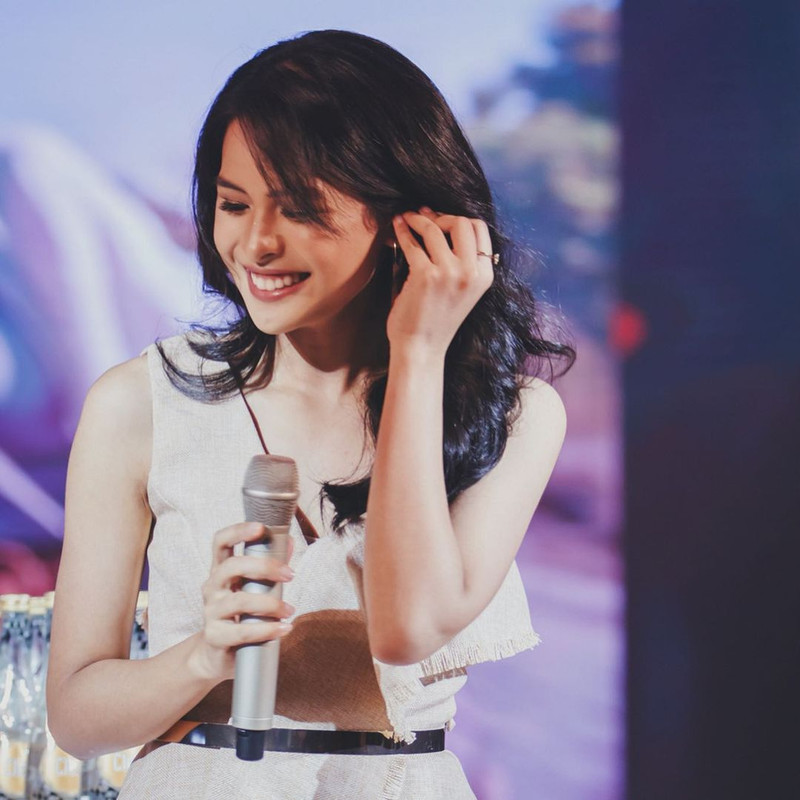 7 Potret anggun Maudy Ayunda saat di atas panggung, idola banget!
