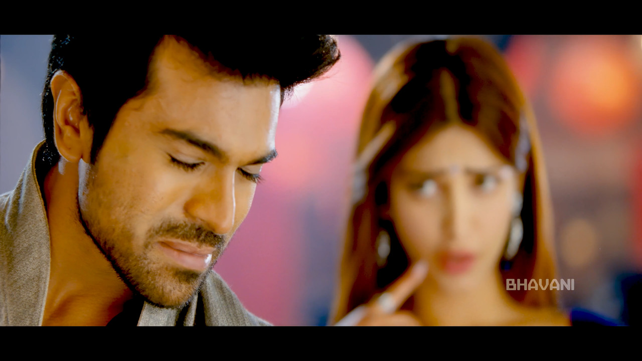 Shruti Haasan From Yevadu Hot Song 4K.mp4_snapshot_00.38.590