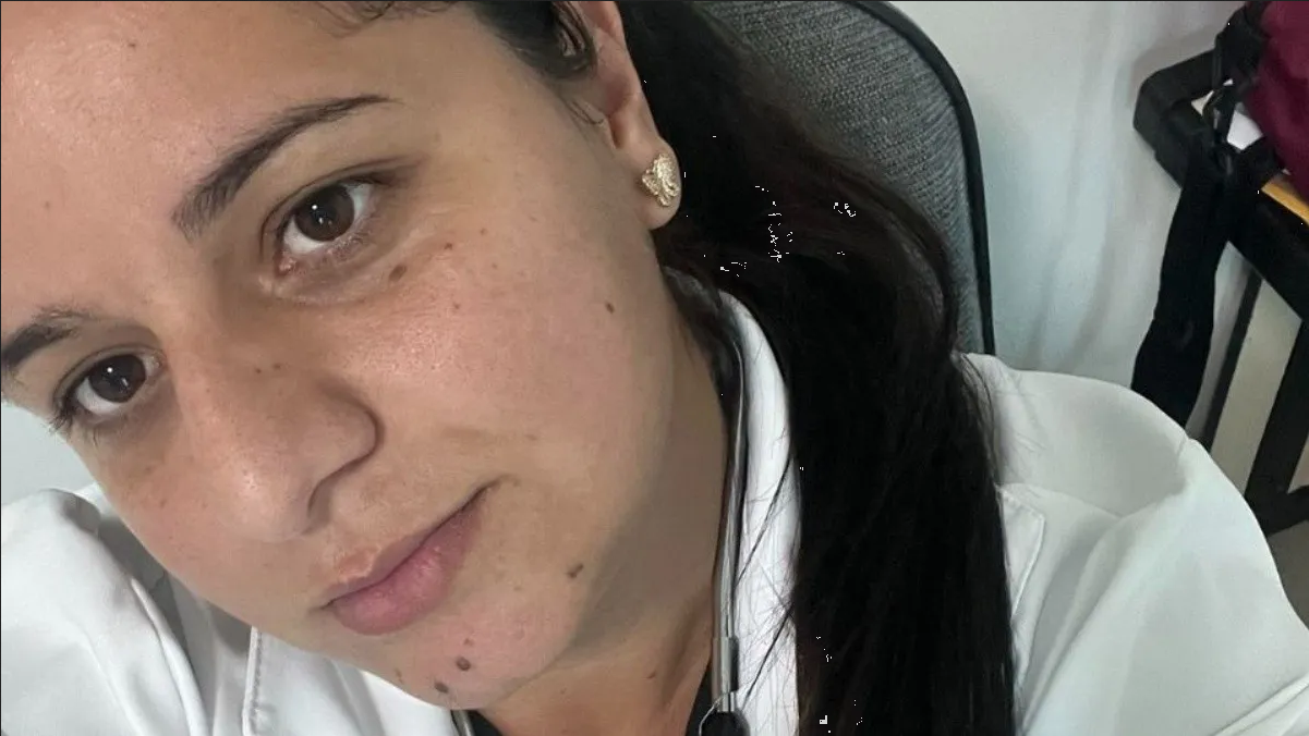 Falsa doctora detenida: Atendía a 30 personas con título comprado en Internet