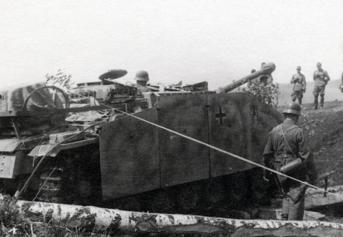 Ein Panzer fährt aus einem Graben. (21. Mai 1943)