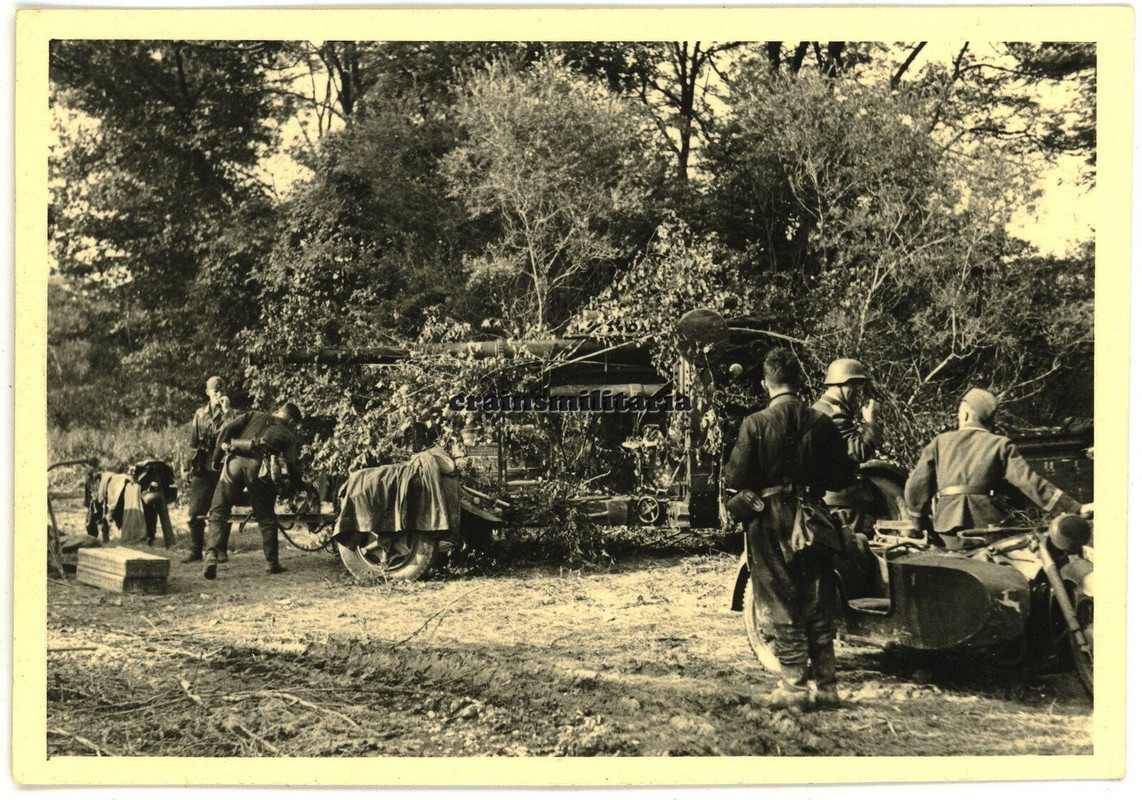 Orig. Foto Krad Motorrad m. Wappen Flak.Rgt.25 in Frankreich Rhein 1940 Geschütz