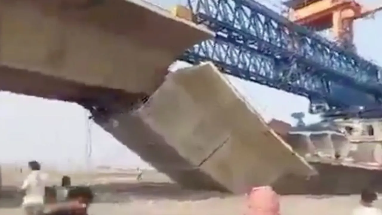 Derrumbe del puente en construcción más grande de India deja un muerto