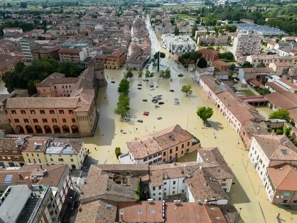 Al menos 13 muertos, ciudades aisladas por inundaciones en Italia
