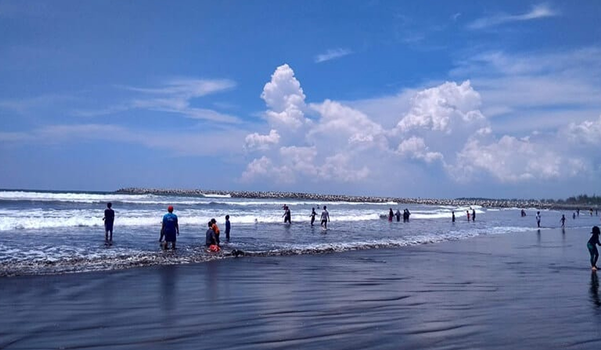 Liburan Asyik di Pantai Jetis, Spot Favorit Buat Sunset-an dan Healing!