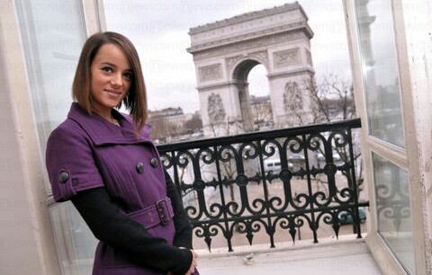 Que elegante se le ve a Alizee con esta chaqueta morada
