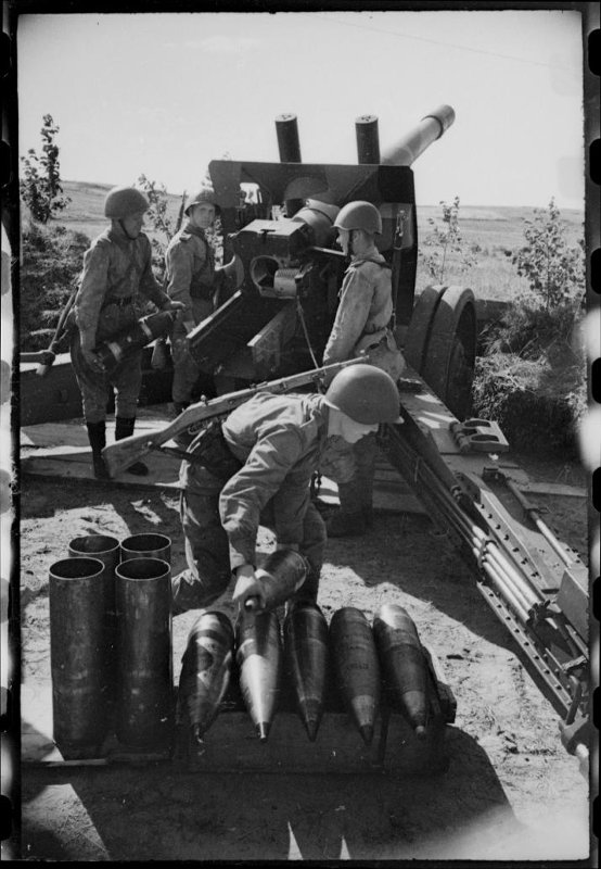 2-й Прибалтийский фронт. Орудийный расчет старшего сержанта Слипачука Ф.М. на огневых позициях у 152