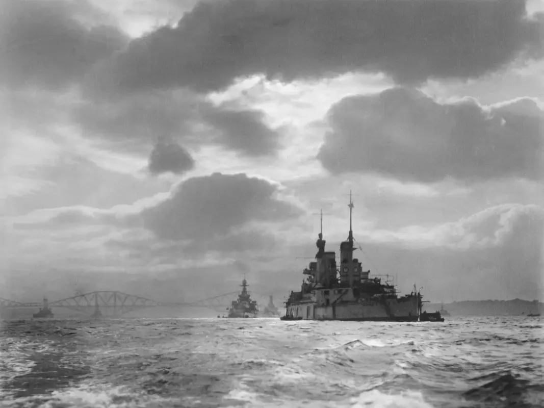 HMS-Lion-Tiger-y-Princess-Royal-saliendo-del-fiordo-de-Forth.webp