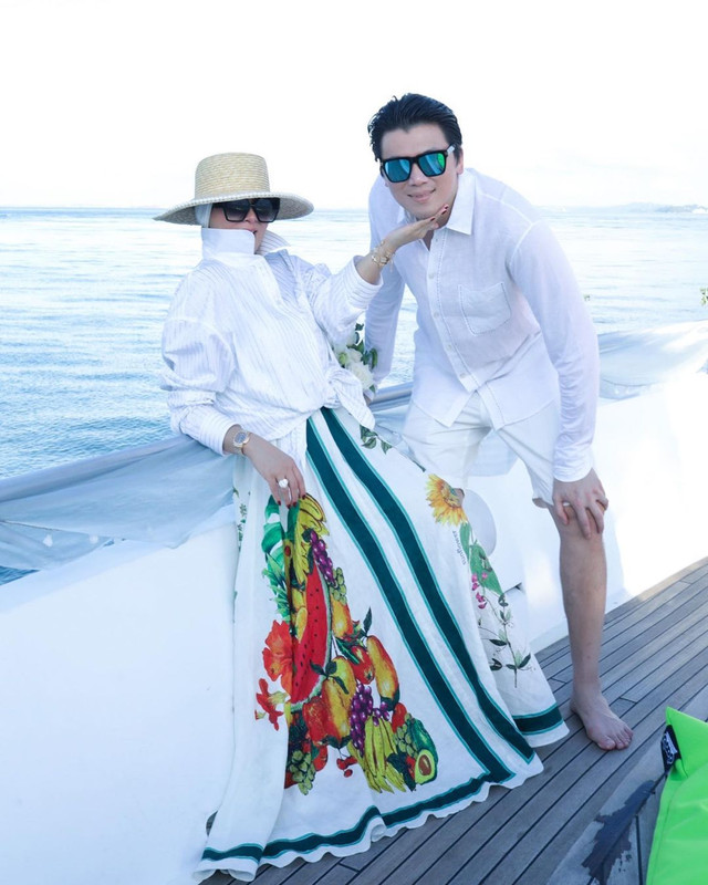 Momen mesra Syahrini dan Reino Barack saat nikmati liburan di Jepang.