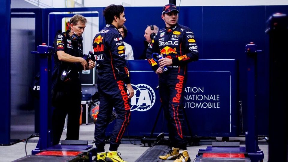 VIDEO: Revelan el regaño de Red Bull a Max Verstappen por no apoyar a 'Checo'