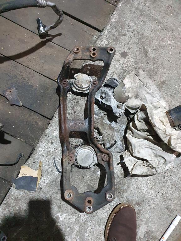 Кронштейн опоры двигателя