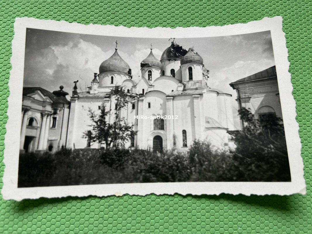 !Nowgorod, Türme mit Silberkuppel Russland