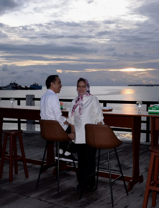 Jokowi dan Iriana ditemani senja berpose dengan latar Laut Arafuru yang indah.