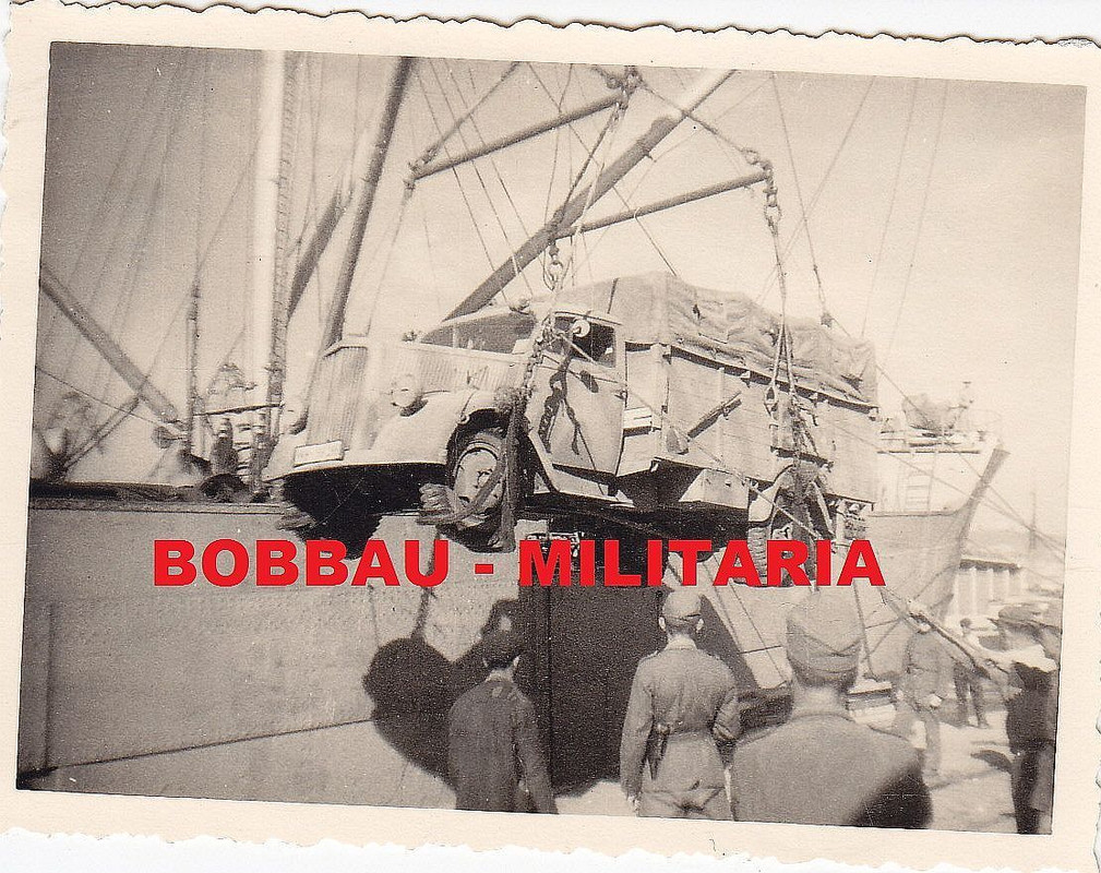 Italien LKW Verladung für Afrika im Hafen von Am