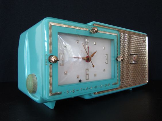turquoisevintageclockradio.jpg