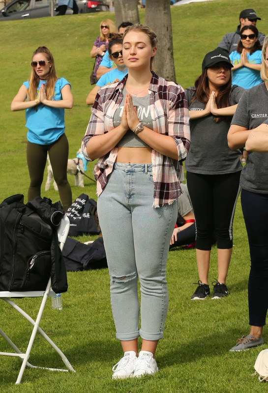 iskra-lawrence-at-nneda-walk-in-santa-monica-03-05-2017_8