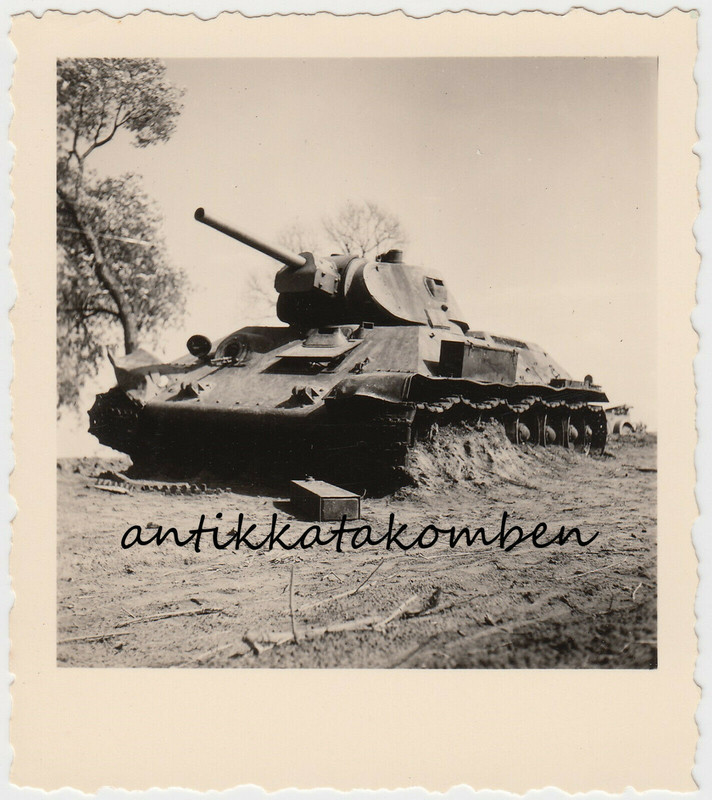 Foto Ostfront russischer Panzer zerstörter T-34 Beute Russland Ukraine