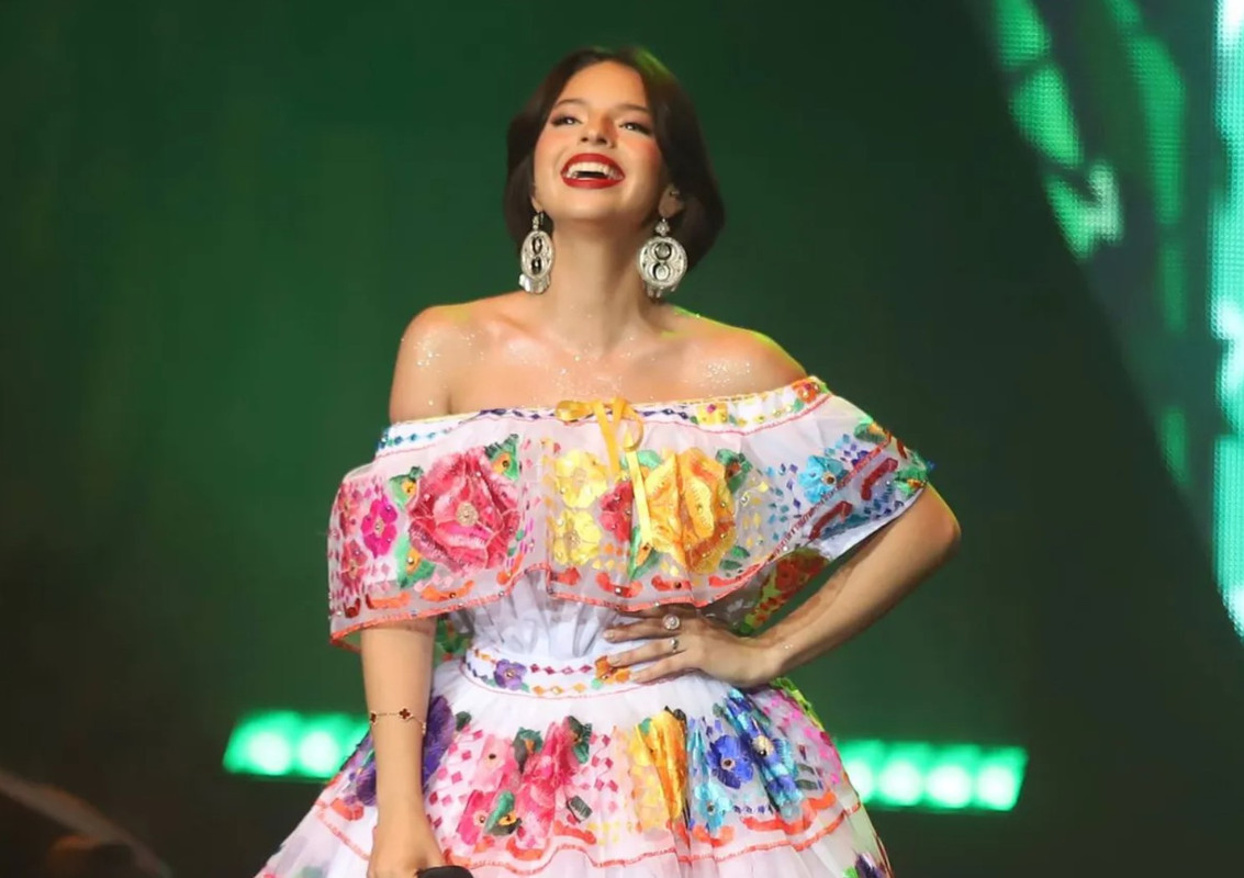 Ángela Aguilar muestra su diminuta cintura con este atuendo