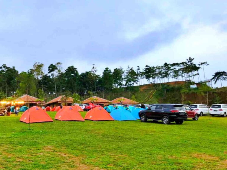 Area-berkemah-dengan-tenda-tenda-di-Puncak-Halimun-Camp-Bogor-768x576
