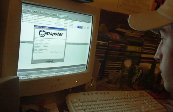 internet anos 2000 computador antigo