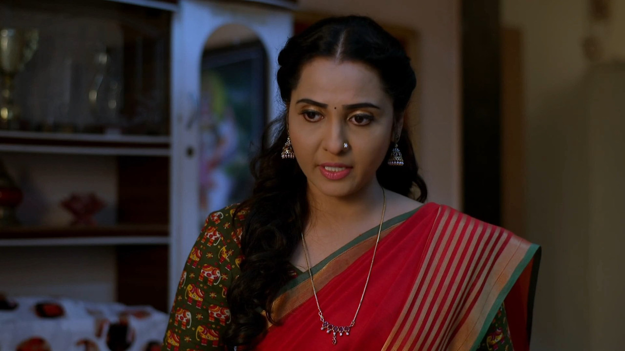 Crime Patrol Actress Niviya Sexy Navel Slips in Saree.mp4_snapshot_00.00.408